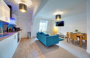 Charltons 2C | Private kitchen | Full-size fridge, microwave, oven, dishwasher
