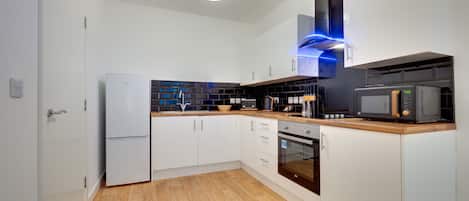 Charltons 1A | Private kitchen | Full-sized fridge, microwave, oven, dishwasher