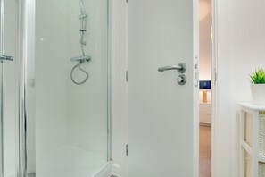 Charlton 2B | Bathroom | Hair dryer, towels, soap, toilet paper - Charltons Bonds Apartments - By Week2Week (Newcastle-upon-Tyne)