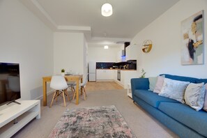 Charltons 1A | Living area - Charltons Bonds Apartments - By Week2Week (Newcastle-upon-Tyne)