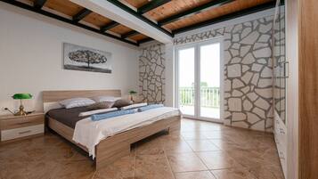 8 bedrooms, iron/ironing board, free WiFi, bed sheets