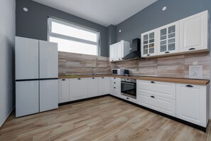 冷蔵庫、電子レンジ、オーブン、コンロ