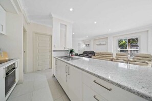 Fridge, microwave, oven, stovetop - Sleeps 14, 4 bathrooms, 2 Kitchens ,Central to Brisbane Gold C Theme parks Views (Beenleigh)