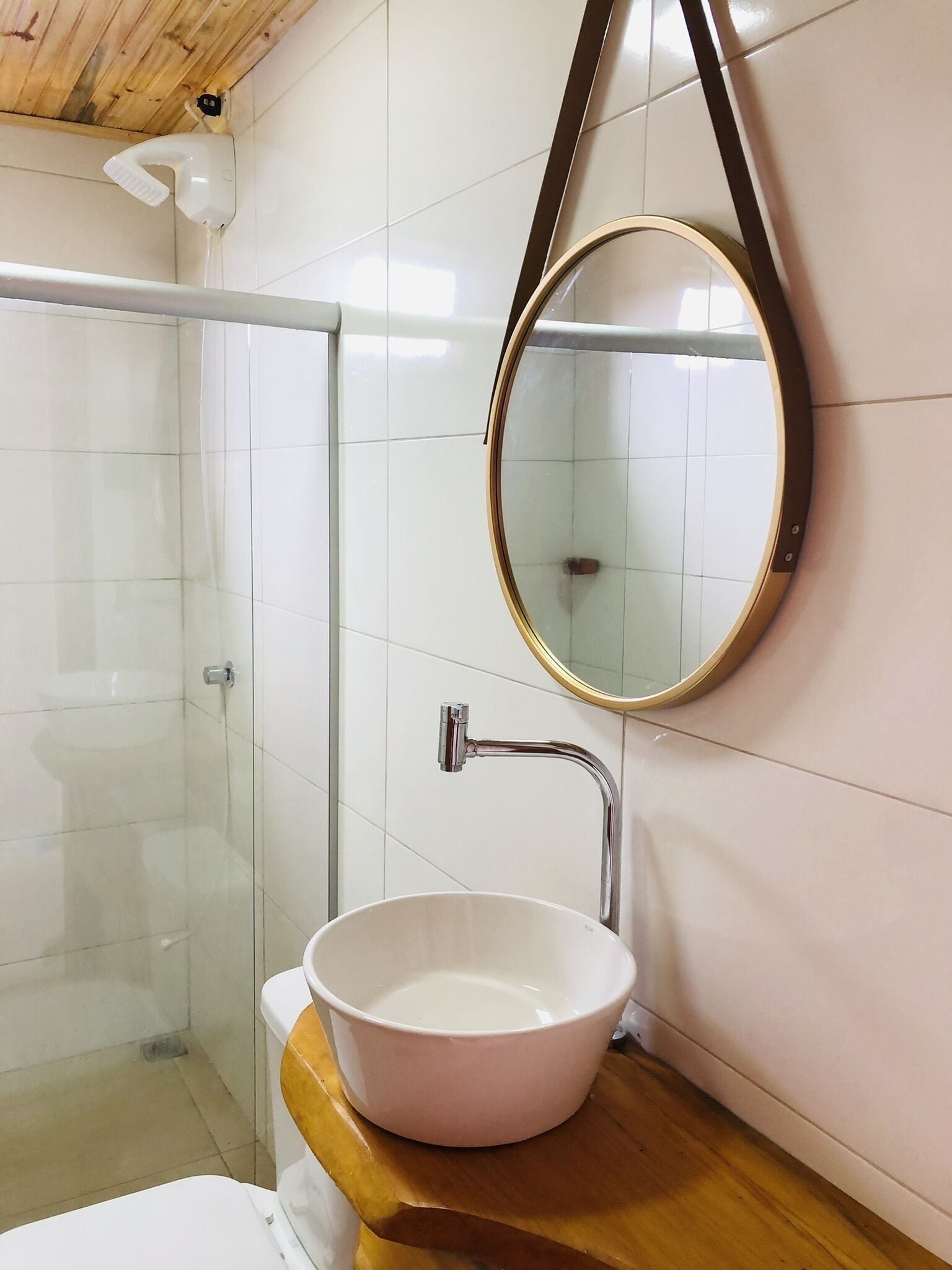 Een douche, een haardroger, handdoeken, zeep