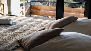 A bedroom with a large window, a wooden ceiling, and a view of mountains. - Vaste et Prestigieux Chalet à Font Romeu Pyrénées 2000 (Bolquère)