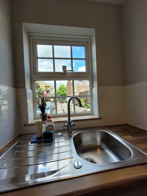 Classic Apartment | Private kitchen | Fridge, microwave, oven, stovetop - Abbey Court (London)