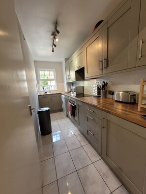 Apartamento clássico | Cozinha privada | Geladeira, micro-ondas, fogão, cooktop