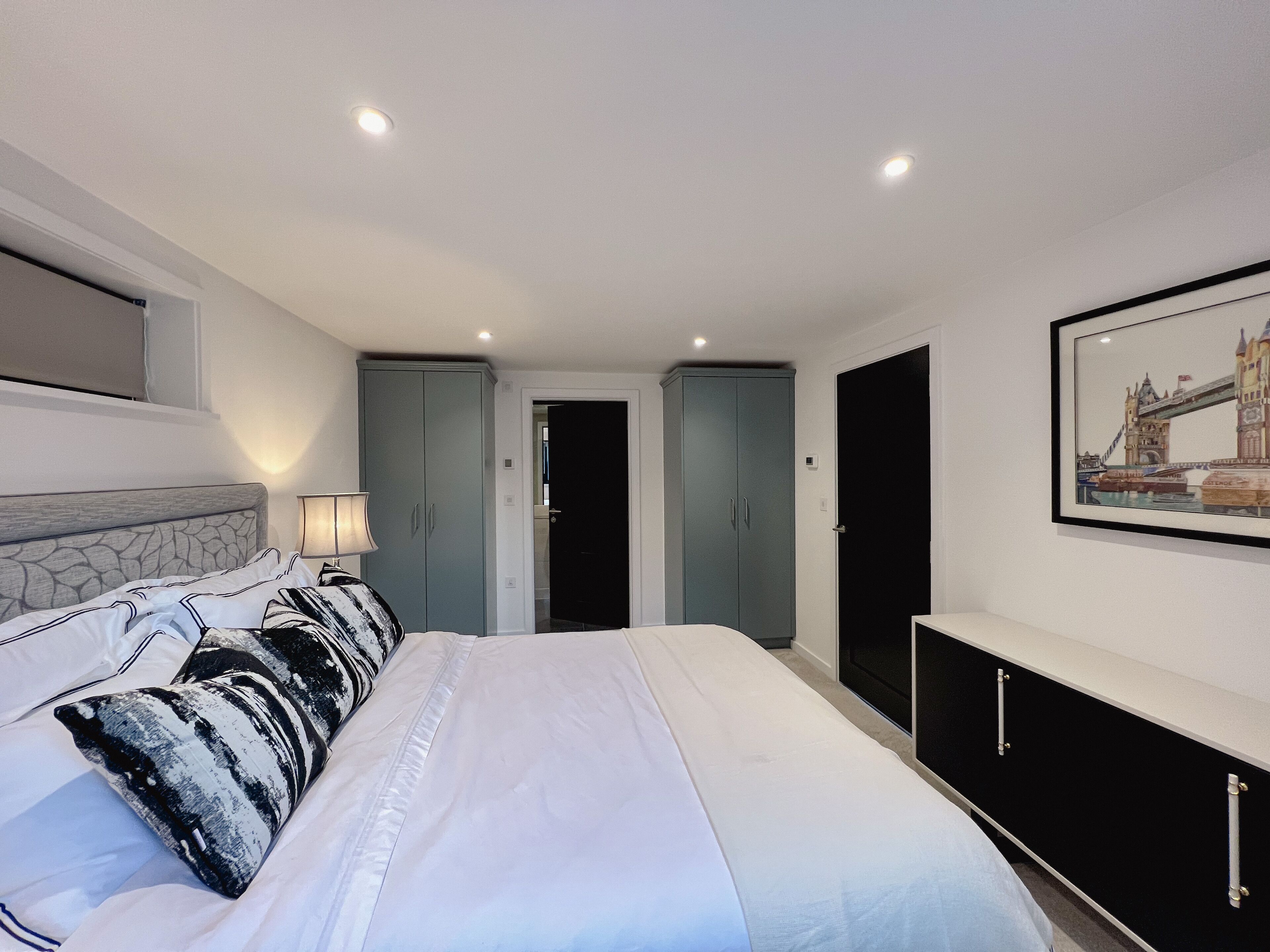 Apartment, 1 King Bed | 1 bedroom, iron/ironing board, travel cot, free WiFi