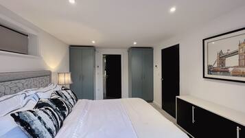 Apartment, 1 King Bed | 1 bedroom, iron/ironing board, travel cot, free WiFi