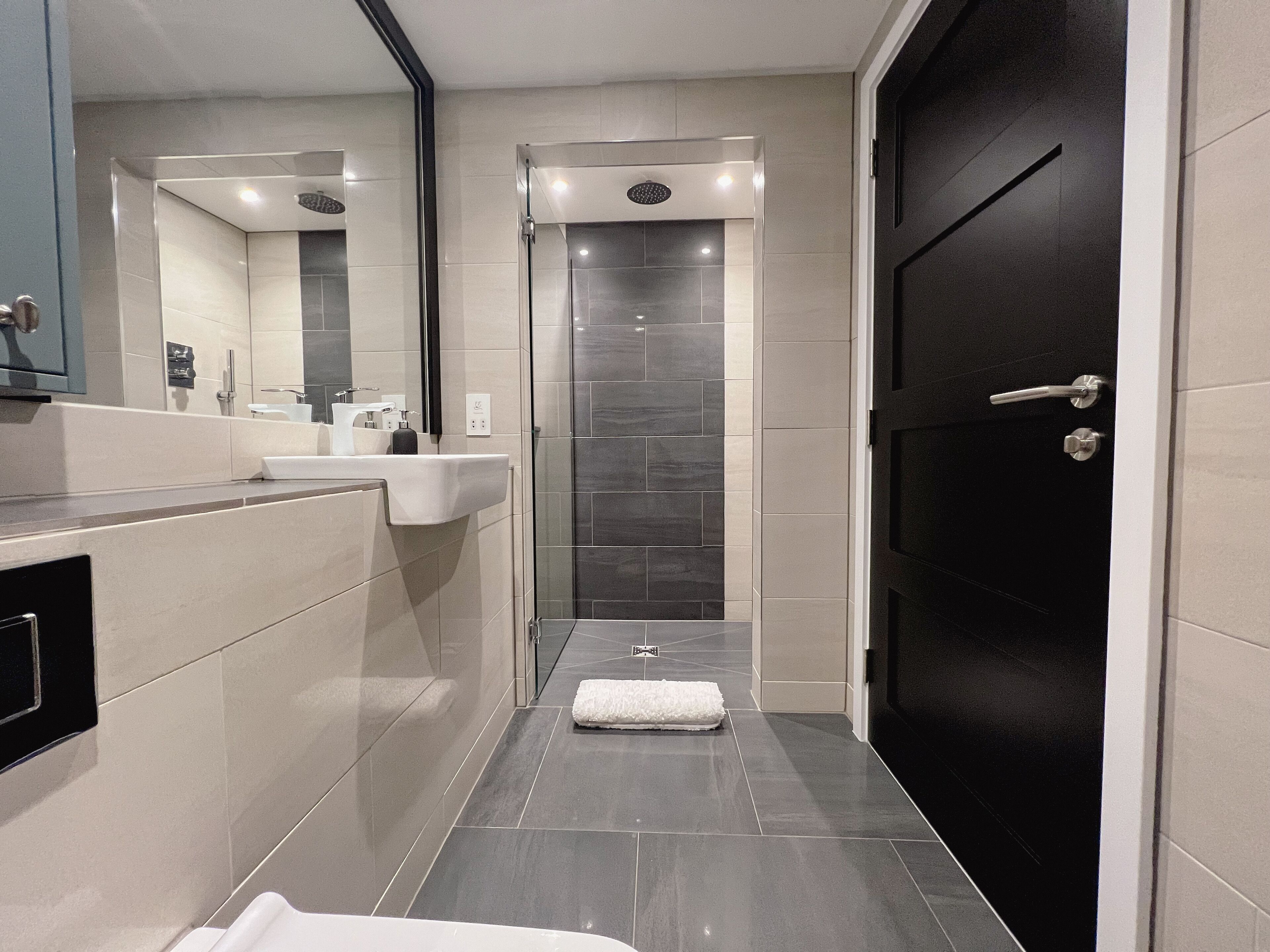 Apartment, 1 King Bed | Bathroom | Shower, towels