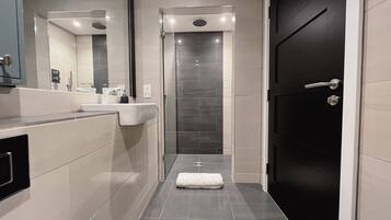 Apartment, 1 King Bed | Bathroom | Shower, towels