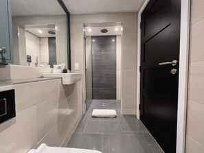 Apartment, 1 King Bed | Bathroom | Shower, towels