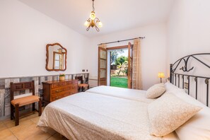 4 bedrooms, iron/ironing board, free WiFi, bed sheets