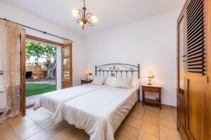 4 bedrooms, iron/ironing board, free WiFi, bed sheets - Villa "Cas Verros" with Mountain View, Pool & Wi-Fi (Felanitx)
