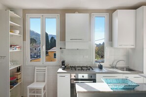 Frigorifero, forno, piano cottura, macchina per tè/caffè