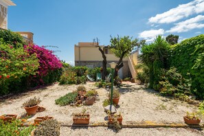 Property grounds - Vacation Home 'Villa Ondina Carloforte' near Beach with Terrace & Wi-Fi (Carloforte)