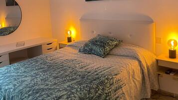 2 slaapkamers, een strijkplank/strijkijzer, gratis wifi, beddengoed
