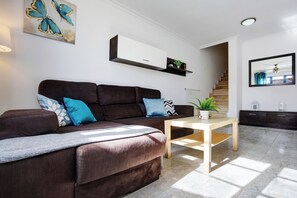 TV - Vacation Home "Apartamento Tanzanita" with Terrace & Wi-Fi (Costa Calma)