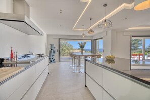 Réfrigérateur, micro-ondes, four, lave-vaisselle