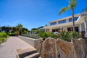 Exterior - Luxurious new villa 10 min from town center, beach and port (Sainte Maxime)