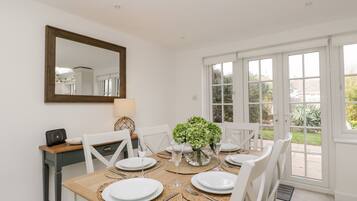 Refrigerador, lavavajillas, tetera/pava eléctrica, tostadora