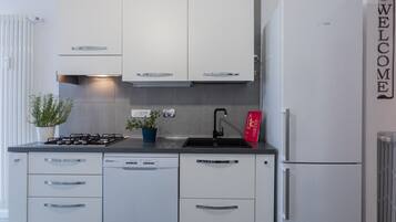 KylskÄp, mikrovÄgsugn, diskmaskin och espressobryggare