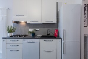 Kühlschrank, Mikrowelle, Geschirrspüler, Espressomaschine