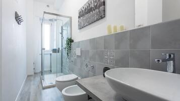 Doccia, asciugacapelli, bidet, asciugamani