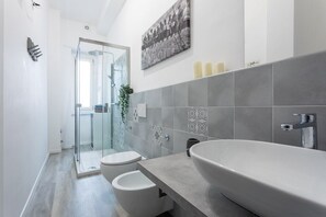 Shower, hair dryer, bidet, towels - Torino 3.0 sulla Via del Treno by Wonderful Italy (Torino)