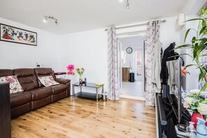 House, Multiple Beds | Living room - Impeccable House in Manchester, England (Manchester)