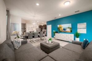 Smart TV, video games, books - Luxury 7 Bed w/Pool, Home Theater, & Themed Gameroom! (Davenport)