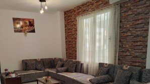 Una sala de estar moderna con un sofá modular, una mesa de centro y una alfombra.
