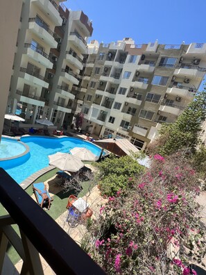 Una piscina al aire libre