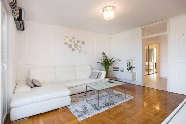 Apartment | Wohnzimmer | Flachbildfernseher