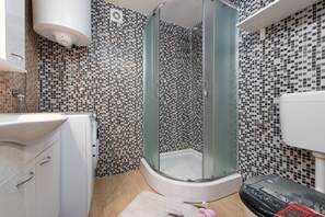 Villa, varias habitaciones, piscina privada | Baño | Ducha y toallas