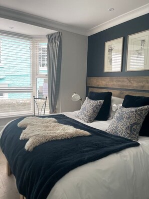 1 bedroom, iron/ironing board, travel cot, free WiFi - Marners Rock No 1 - Spacious Luxury Apartment (Fowey)