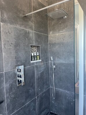 Badewanne, Haartrockner, HandtĂŒcher, Seife