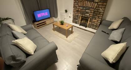 Beautiful Modern 3-bed House in Wallasey Near City