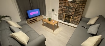 Beautiful Modern 3-bed House in Wallasey Near City