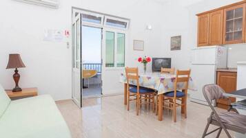 Apartment (Standard One Bedroom Apartment with T) | Esszimmer