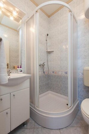 Lägenhet (One Bedroom Apartment with Terrace an) | Badrum | Dusch och handdukar