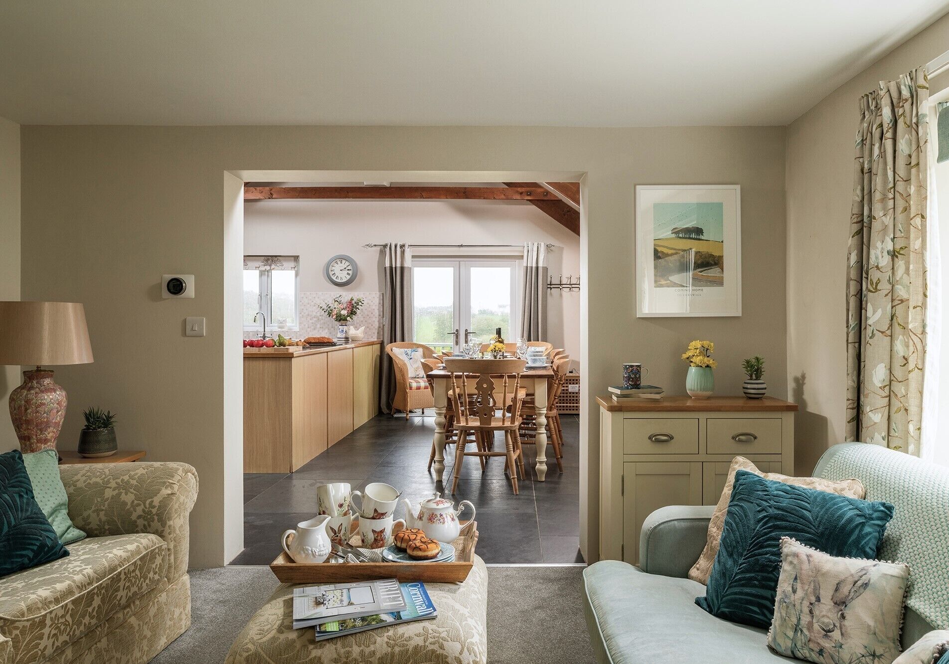 Smart-tv, videospelletjes, een dvd-speler en een tafeltennistafel