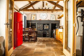 المنشأة من الداخل