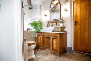 Baignoire, savon, shampoing