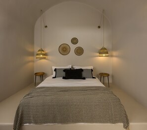 1 chambre, fer et planche à repasser, lit de bébé portatif
