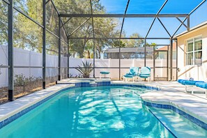 Outdoor pool, sun loungers - Pine Ridge (Davenport)