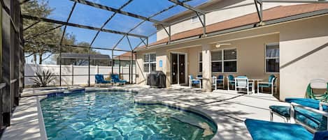 Alberca al aire libre y camastros