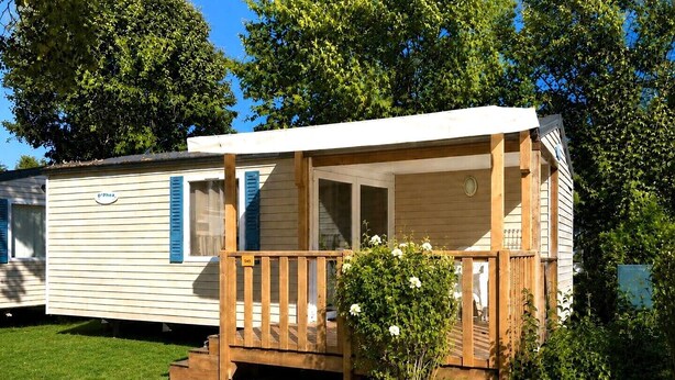 A mobile home with a porch, a small garden, and a sign reading 'O'Phea.' - Location de Mobil Home Camping Tohapi en Alsace (Biesheim)
