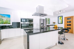 Fridge, microwave, oven, stovetop - Casa Juana (Xàbia)