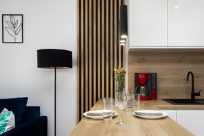 Apartment, 1 Schlafzimmer, Balkon | Essbereich im Zimmer